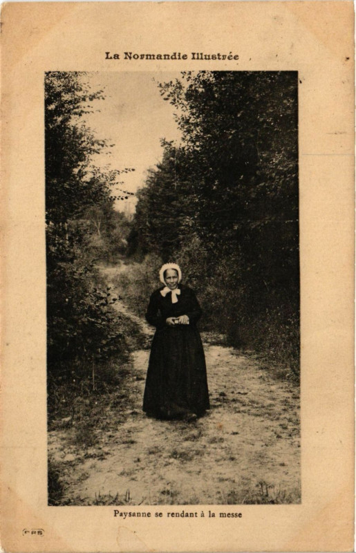 Carte postale ancienne Paysanne se rendant a la messe