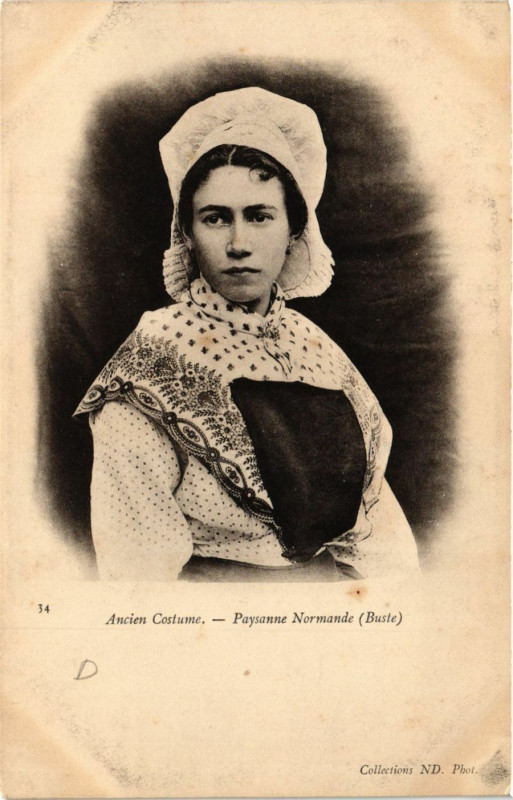 Carte postale ancienne Paysanne Normande Ancien Costume