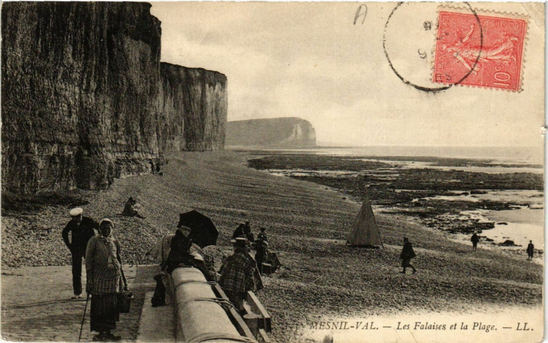 Carte postale ancienne Mesnil-Val Les Falaises et la Plage