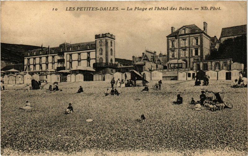 Carte postale ancienne Les Petites-Dalles La Plage et l'hotel des Bains
