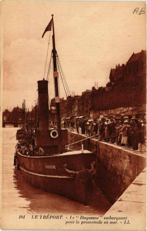 Carte postale ancienne Le Treport-Le Duquesne embarquant pour la promenade en mer au Tréport