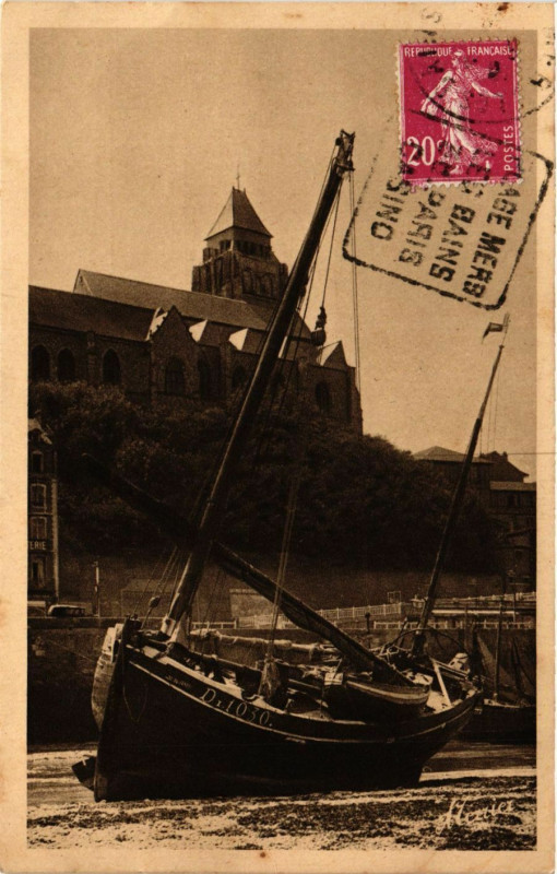 Carte postale ancienne Le Treport-Eu Mers A marée basse barque echouée dans le port au Tréport