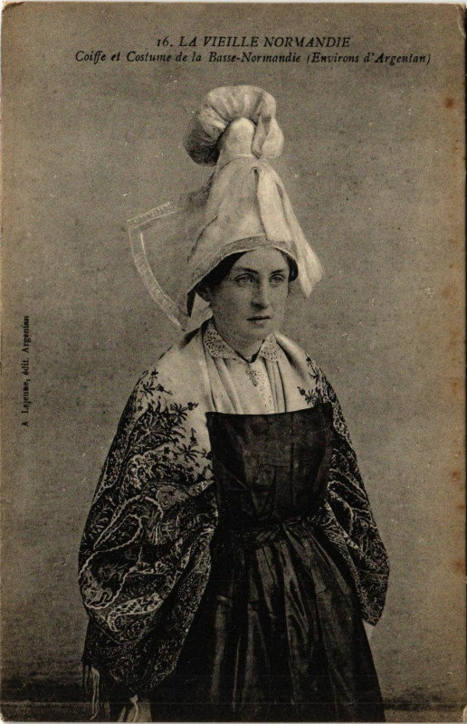 Carte postale ancienne La Vieille Normandie Coiffe et Costume de la Basse-Normandie