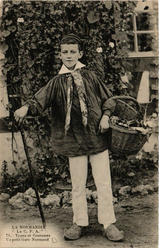 Carte postale ancienne La Normandie-Types et Costumes Un petit Gars Normand