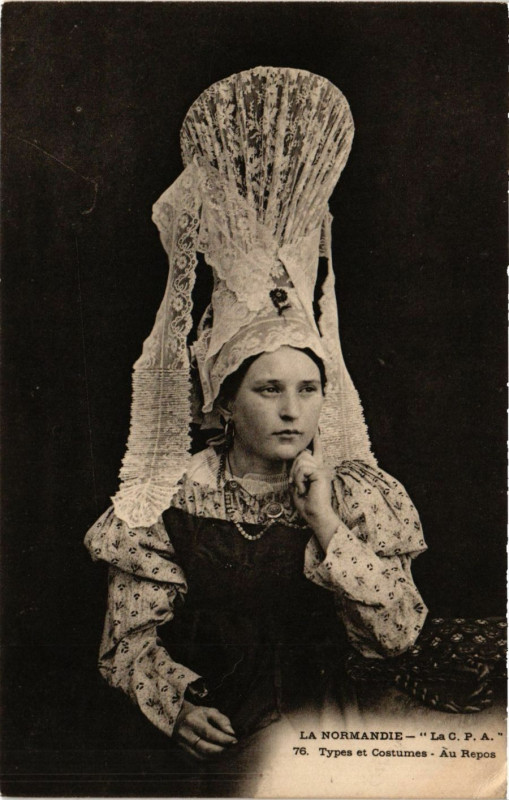 Carte postale ancienne La Normandie-Types et Costumes Au Repos