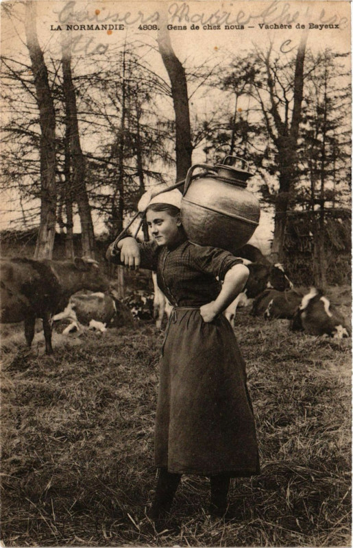 Carte postale ancienne La Normandie-Gens de chez nous Vachere de Bayeux à Eu
