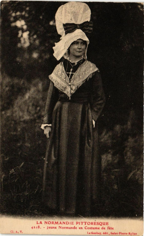 Carte postale ancienne La Normandie Pitt.-Jeune Normande en Costume de fete à Eu