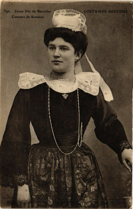 Carte postale ancienne Jeune fille de Bannalec Costume de Semaine. Costumes Bretons à Eu