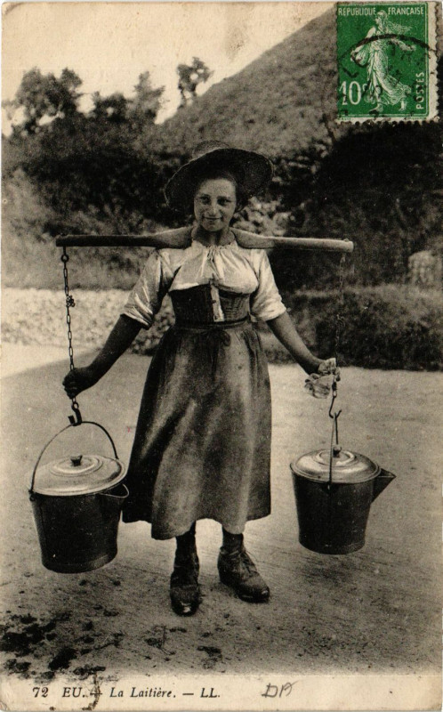 Carte postale ancienne Eu - La Laitiere à Eu