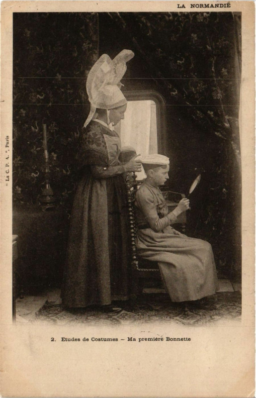Carte postale ancienne Etudes de Costumes Ma premiere Bonnette