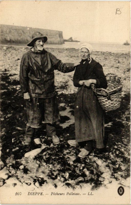 Carte postale ancienne Dieppe-Pecheurs Polletais à Dieppe