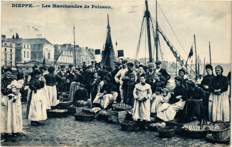 Carte postale ancienne Dieppe-Les Marchandes de Poisson à Dieppe