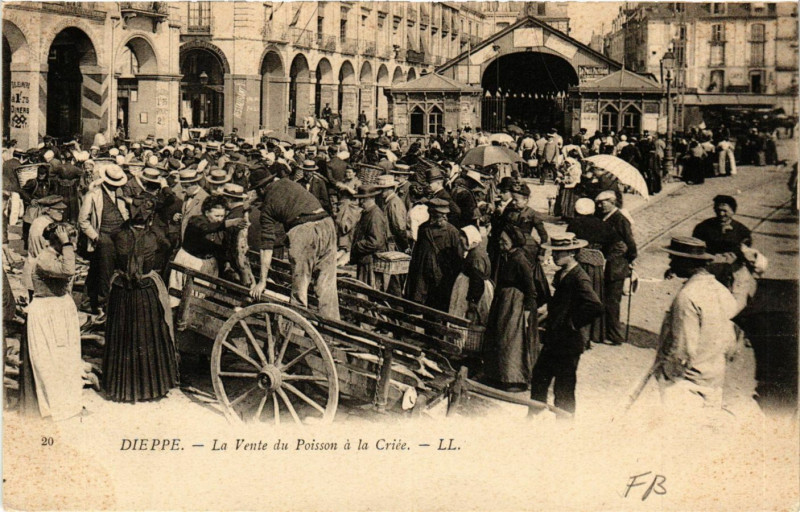 Carte postale ancienne Dieppe-La Vente du Poisson a la Criée à Dieppe