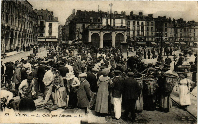 Carte postale ancienne Dieppe-La Criée aux Poissons à Dieppe