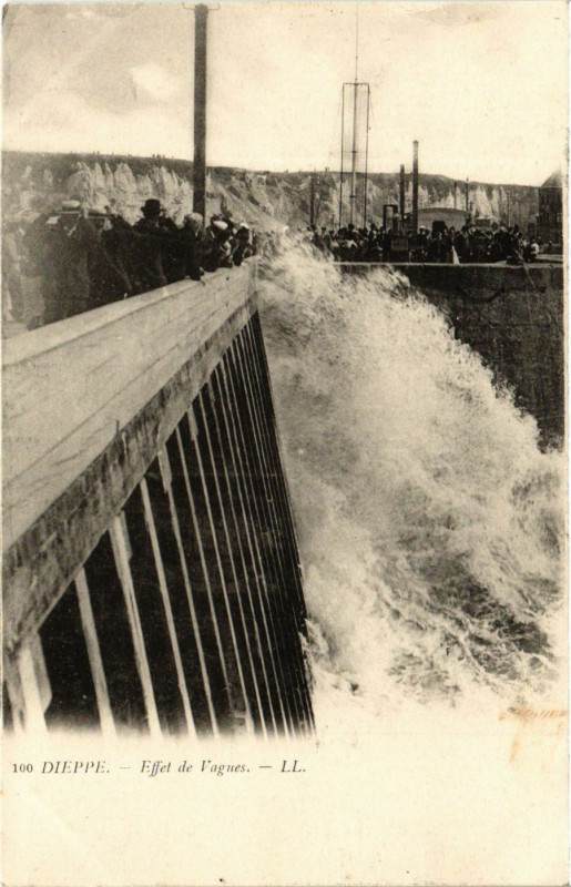 Carte postale ancienne Dieppe-Effet de Vagues à Dieppe