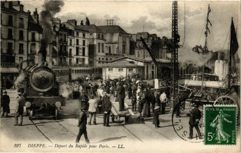 Carte postale ancienne Dieppe-Depart du Rapide pour Paris à Dieppe
