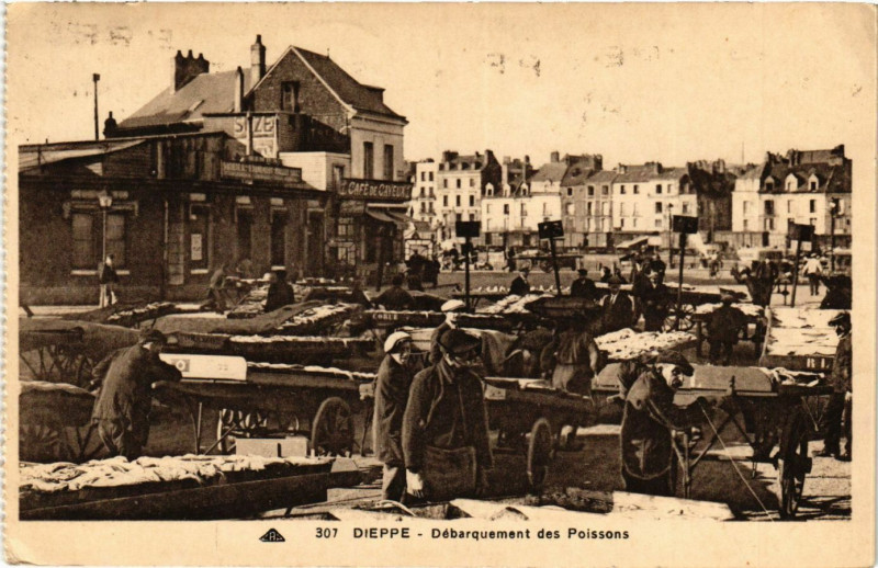 Carte postale ancienne Dieppe-Debarquement des Poissons à Dieppe