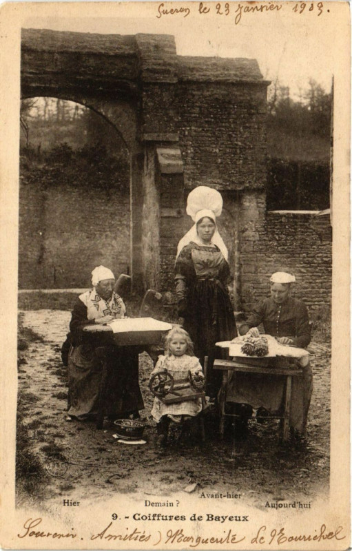 Carte postale ancienne Coiffures de Bayeux à Eu