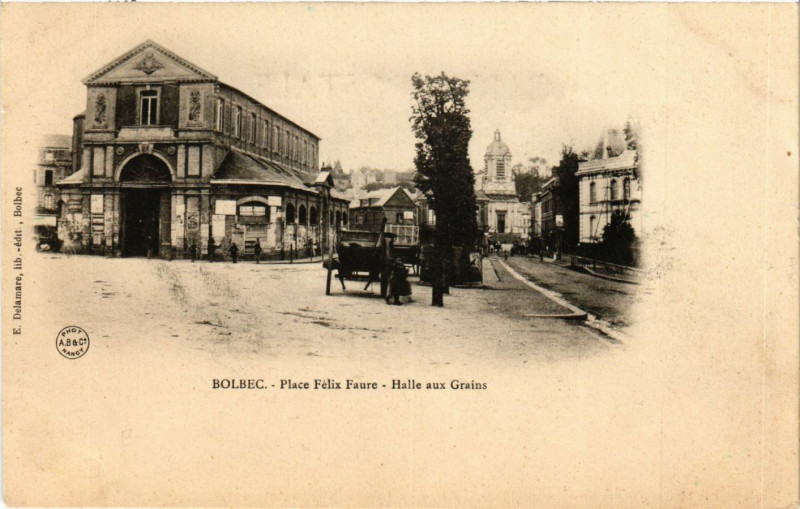 Carte postale ancienne Bolbec-Place Felix Faure Halle aux Grains à Bolbec