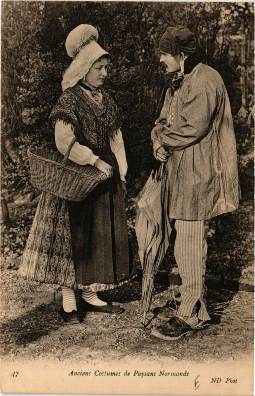 Carte postale ancienne Anciens Costumes de Paysans Normands