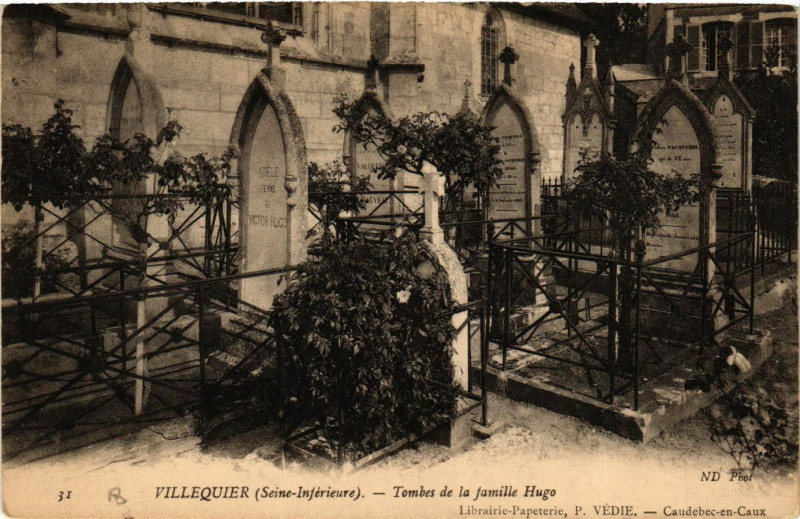 Carte postale ancienne Villequier-Tombes de la famille Hugo