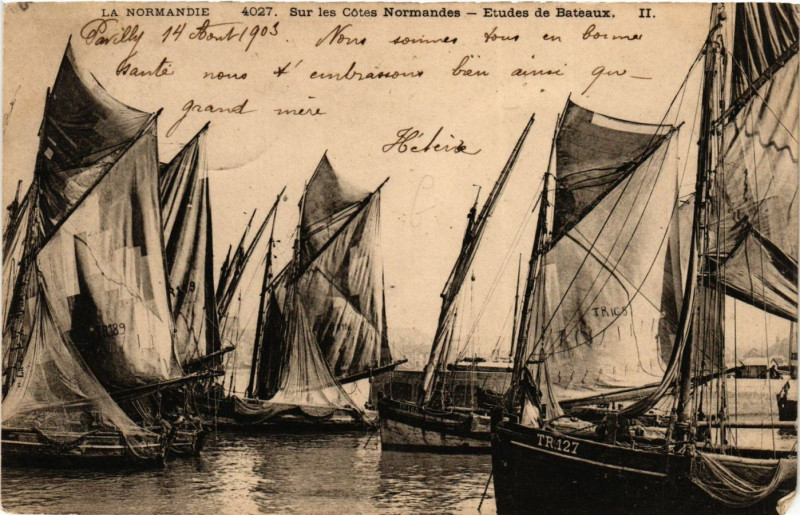 Carte postale ancienne Sur les Cotes Normandes Etudes de Bateaux