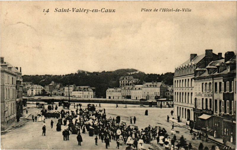 Carte postale ancienne Saint-Valery en Caux-Place de l'Hotel de Ville à Ry