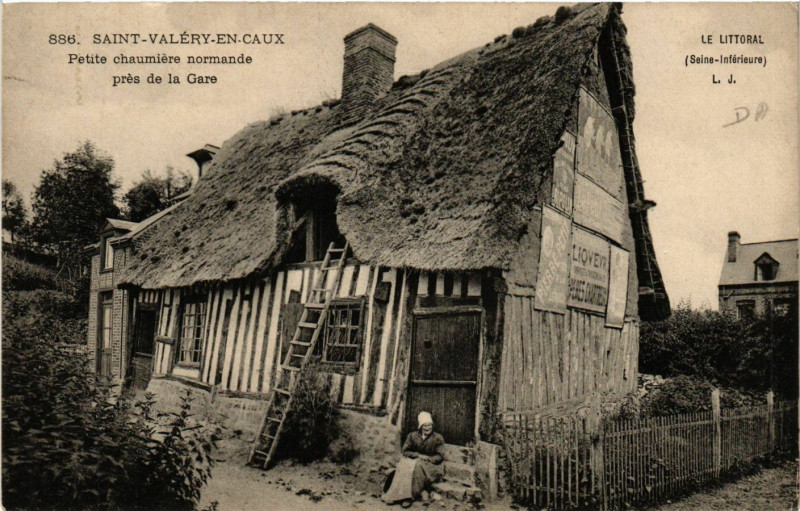 Carte postale ancienne Saint-Valery en Caux-Petite chaumiere normande pres de la Gare à Ry