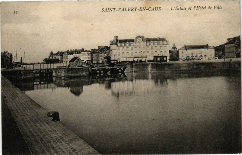 Carte postale ancienne Saint-Valery en Caux-L'Ecluse et l'Hotel de Ville à Ry