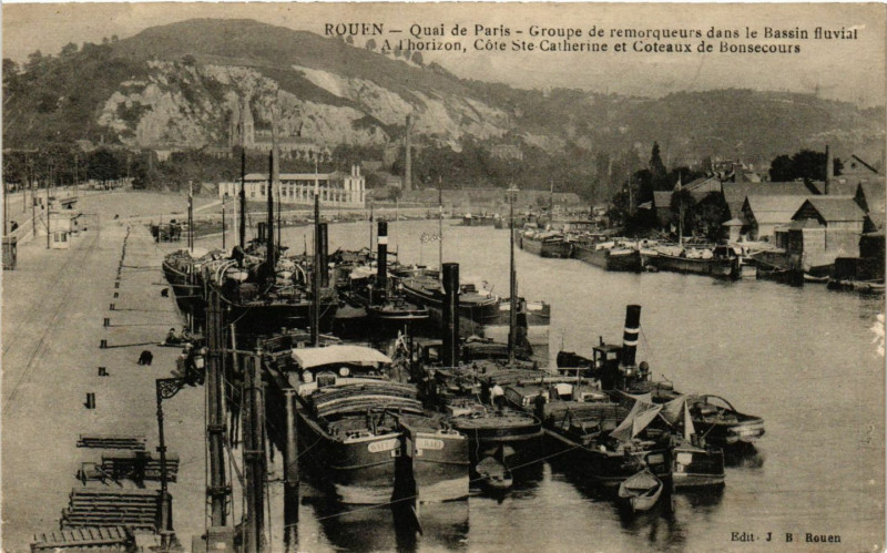 Carte postale ancienne Rouen-Quai de Paris Groupe de remorqueurs dans le Bassin à Rouen