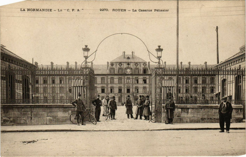 Carte postale ancienne Rouen-La Caserne Pelissier à Rouen