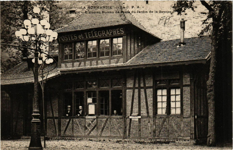 Carte postale ancienne Rouen-L'Ancien Bureau de Poste du Jardin de la Bourse à Rouen