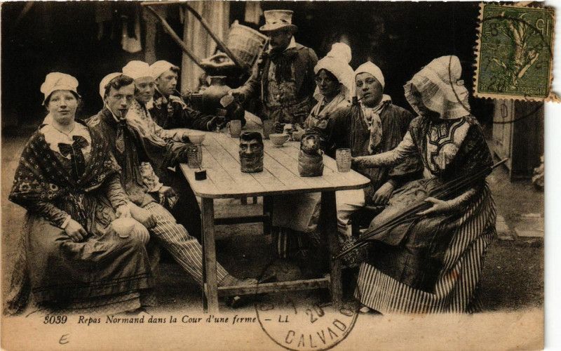 Carte postale ancienne Repas Normand dans la Cour d'une ferme