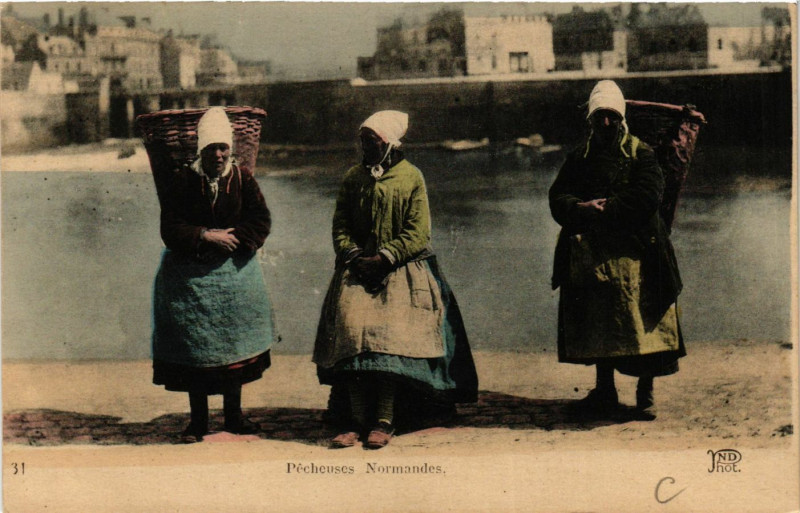 Carte postale ancienne Pecheuses Normandes à Eu