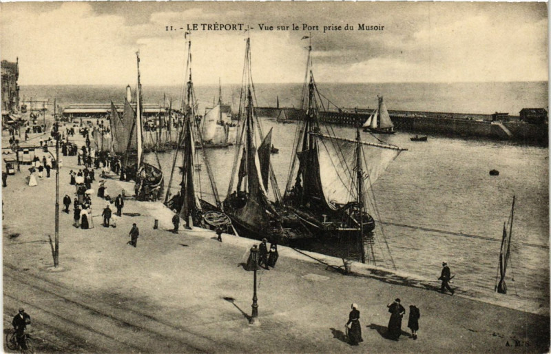 Carte postale ancienne Le Treport-Vue sur le Port prise du Musoir au Tréport