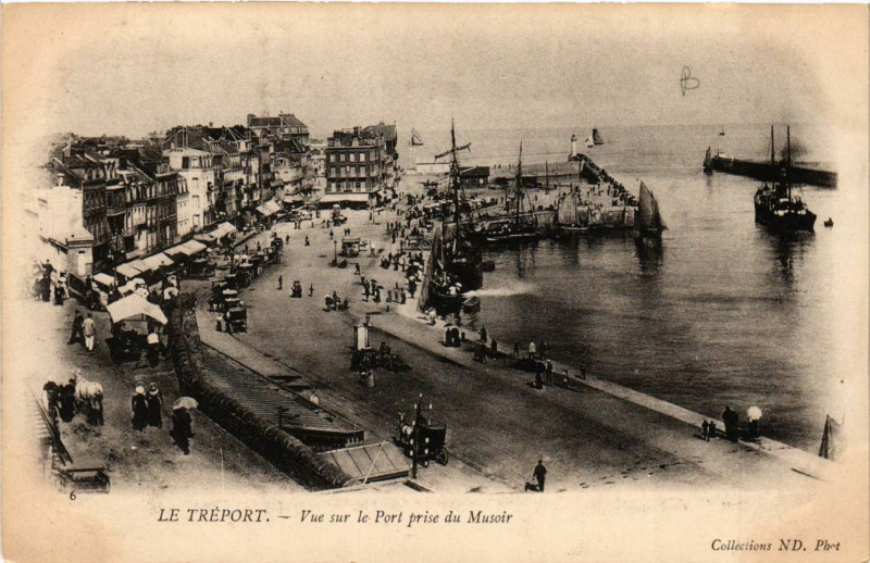 Carte postale ancienne Le Treport-Vue sur le Port prise du Musoir au Tréport