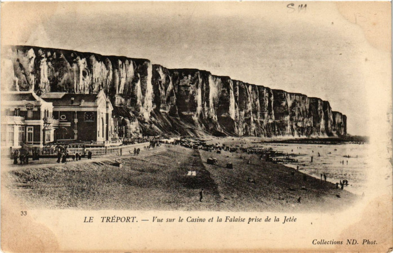 Carte postale ancienne Le Treport-Vue sur le Casino et la Falaise prise de la Jetée au Tréport