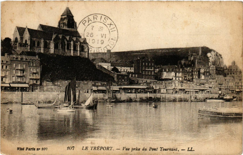 Carte postale ancienne Le Treport-Vue prise du Pont Tournant au Tréport