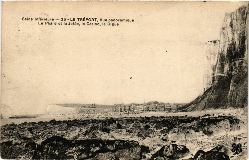 Carte postale ancienne Le Treport-Vue panoramique Le Phare et la Jetée le Casino au Tréport