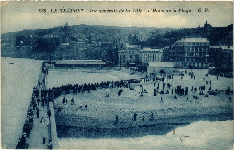 Carte postale ancienne Le Treport-Vue générale de la Ville L'Hotel de la Plage au Tréport