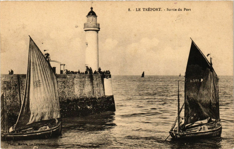 Carte postale ancienne Le Treport-Sortie du Port au Tréport