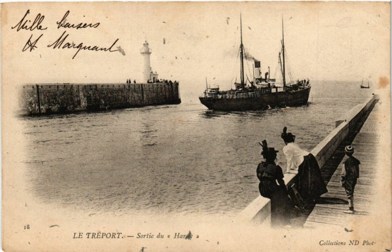 Carte postale ancienne Le Treport-Sortie du Hardy au Tréport