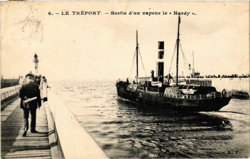 Carte postale ancienne Le Treport-Sortie d'un vapeur le Hardy au Tréport