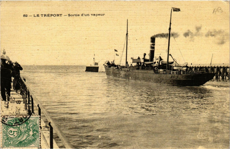 Carte postale ancienne Le Treport-Sortie d'un vapeur au Tréport