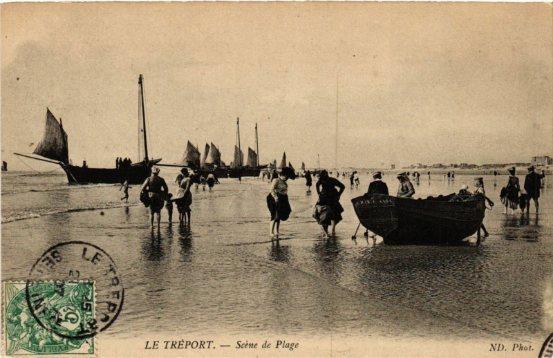 Carte postale ancienne Le Treport-Scene de Plage au Tréport