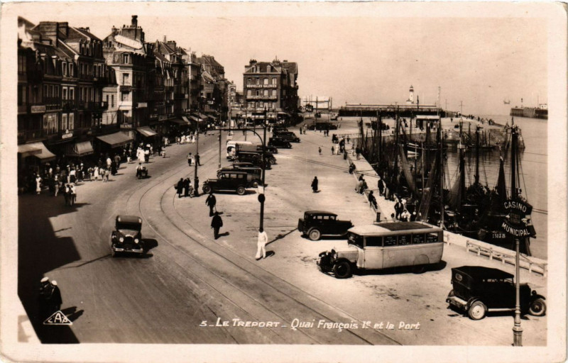Carte postale ancienne Le Treport-Quai Francois Ier et le Port au Tréport