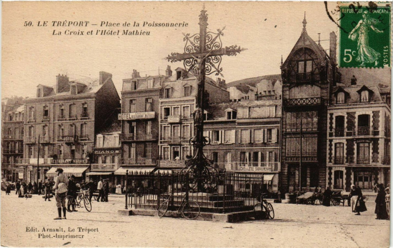 Carte postale ancienne Le Treport-Place de la Poissonnerie La Croix et l'Hotel Mathieu au Tréport