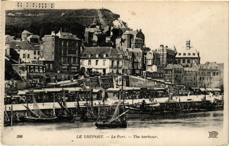 Carte postale ancienne Le Treport-Le Port au Tréport