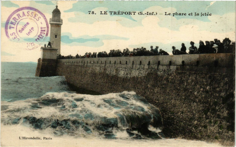 Carte postale ancienne Le Treport-Le phare et la jetée au Tréport