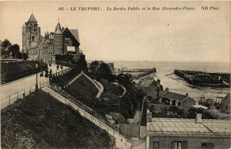 Carte postale ancienne Le Treport-Le Jardin Public et la Rue Alexandre-Papin au Tréport